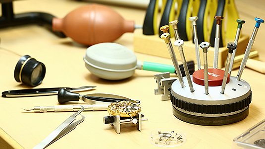 Рабочий стол мастера часового завода NIKA Рабочий стол мастера часового завода NIKA